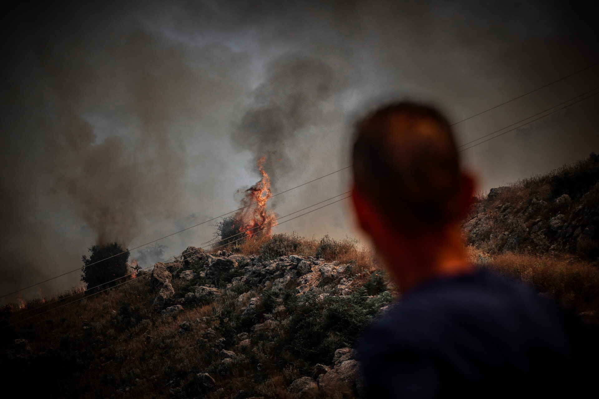 Συνεχείς οι αναζωπυρώσεις σε Ρόδο, Κάρυστο και Κέρκυρα