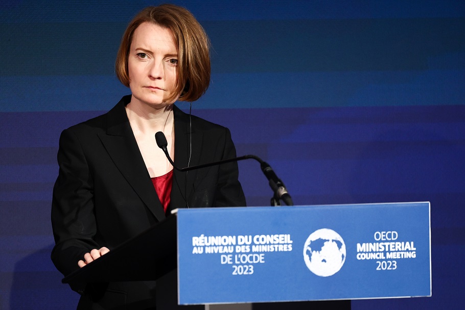 ΟΟΣΑ: Δύσκολες αποφάσεις της ΕΚΤ για τα επιτόκια
