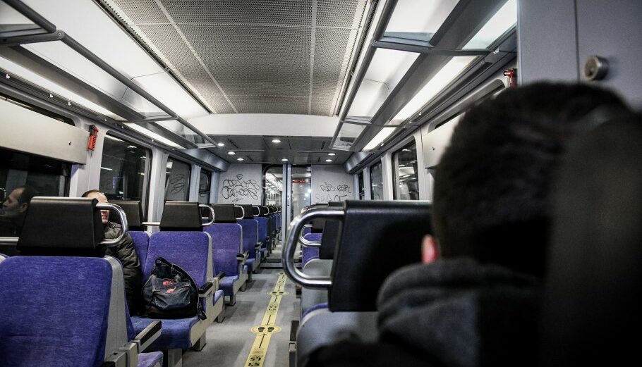 Επιβάτες σε τρένο της Hellenic Train © EUROKINISSI/ΤΑΤΙΑΝΑ ΜΠΟΛΑΡΗ