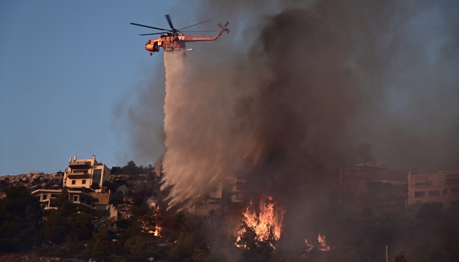 Σαρωνίδα: Δύσκολη μάχη με τη φωτιά – Ώρες αγωνίας στο Λουτράκι