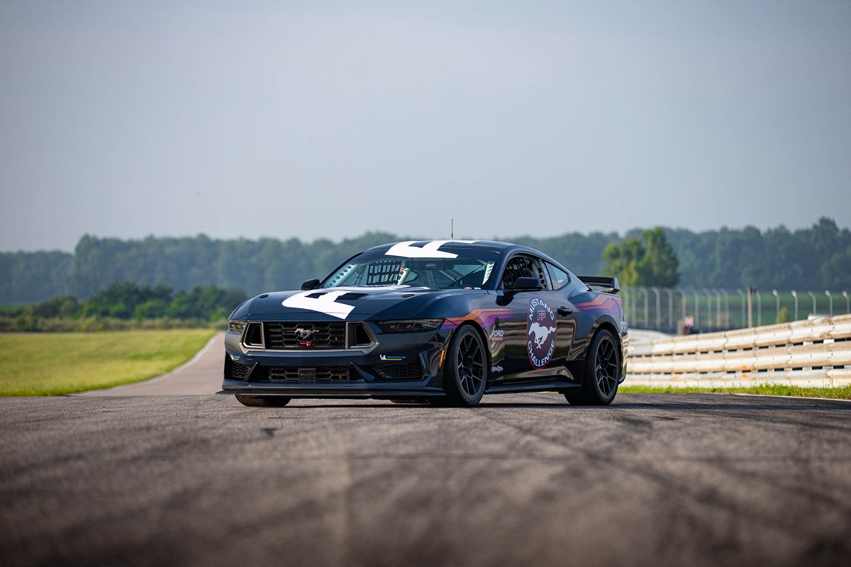 Ντεμπούτο για την αγωνιστική Mustang Dark Horse R