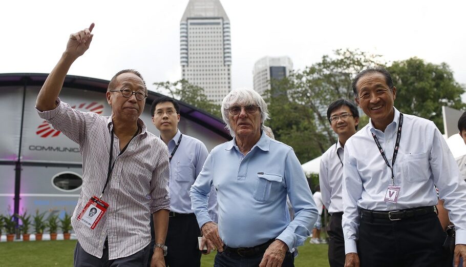 Ο επενδυτής από τη Σιγκαπούρη Ong Beng Seng (αριστερά) συνομιλεί με το αφεντικό της Formula 1 Bernie Ecclestone @EPA/JOHN HENG