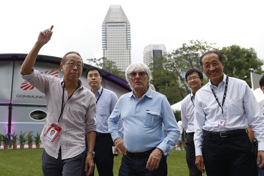 Ο επενδυτής από τη Σιγκαπούρη Ong Beng Seng (αριστερά) συνομιλεί με το αφεντικό της Formula 1 Bernie Ecclestone @EPA/JOHN HENG