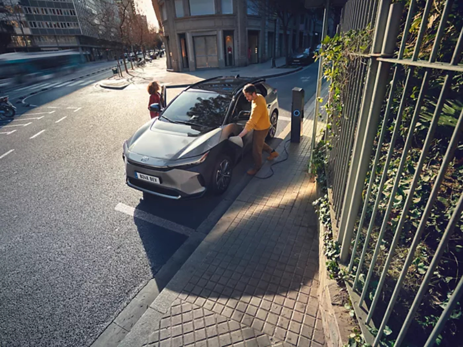 Toyota: Καινοτομεί με μικρότερες, ελαφρύτερες και φθηνότερες μπαταρίες ηλεκτροκίνησης