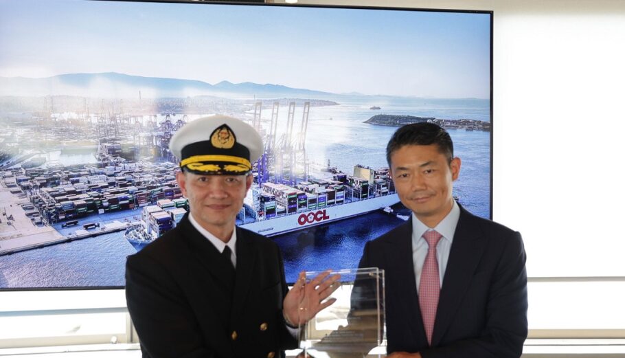 Ο Managing Director της PCT, Zhang Anming, μαζί με τον Capt TOH OOCL PIRAEUS © ftp.pct.com.gr/
