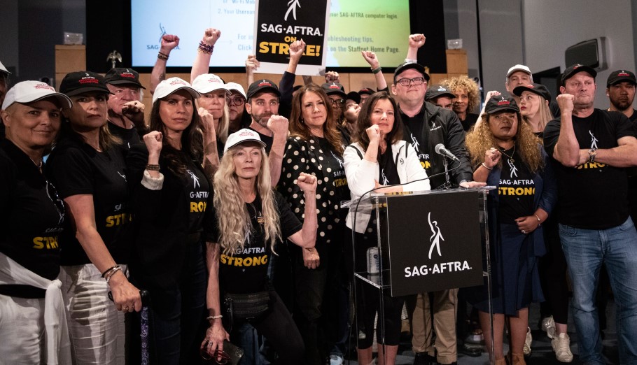 Η πρόεδρος της SAG-AFTRA Φραν Ντρέσερ περιστοιχισμένη από τα μέλη της Ομοσπονδίας κατά τη συνέντευξη Τύπου για τη διπλή απεργία ηθοποιών - σεναριογράφων © EPA/ETIENNE LAURENT