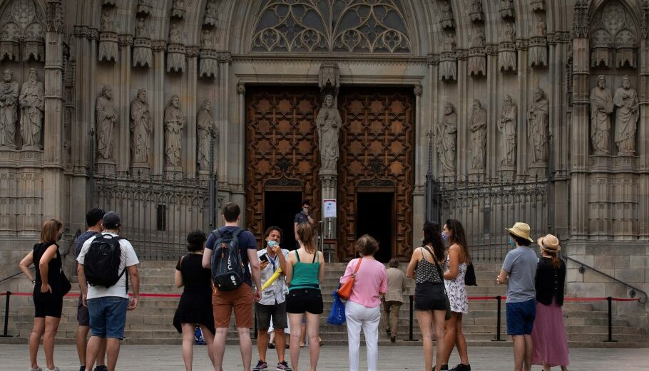 Τουρίστες έξω από τον Καθεδρικό στη Βαρκελώνη της Ισπανίας © EPA/Enric Fontcuberta