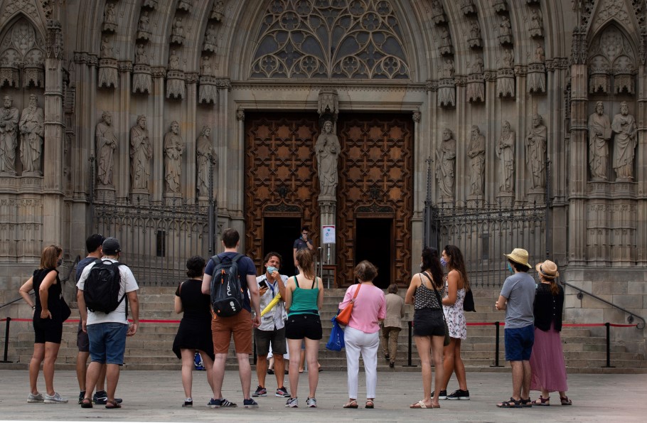 Τουρίστες έξω από τον Καθεδρικό στη Βαρκελώνη της Ισπανίας © EPA/Enric Fontcuberta
