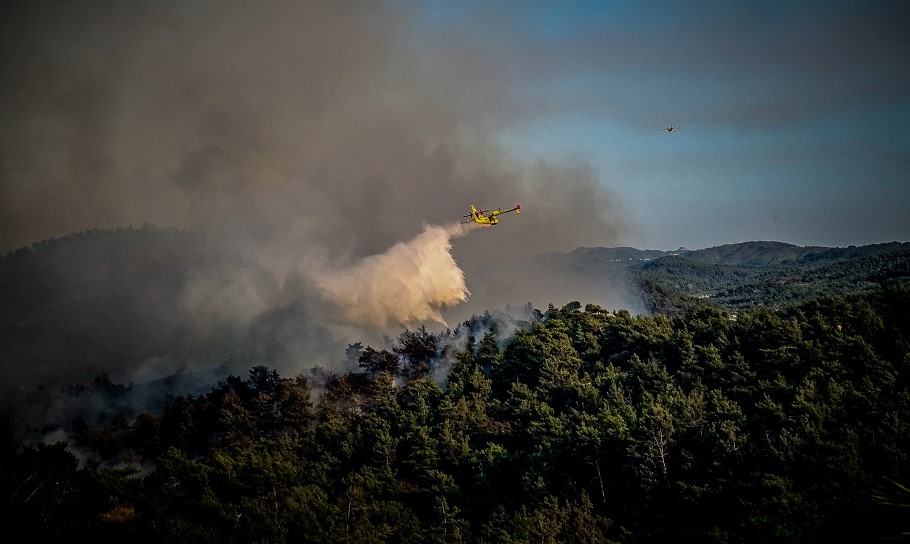Canadair επιχειρεί σε δασική πυρκαγιά στη Ρόδο © EUROKINISSI/ΑΡΓΥΡΗΣ ΜΑΝΤΙΚΟΣ