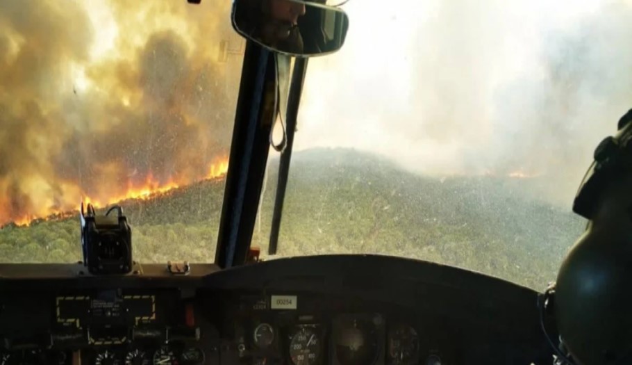 Ελικόπτερο Chinook του Στρατού πάνω από φωτιά © ΓΕΕΘΑ