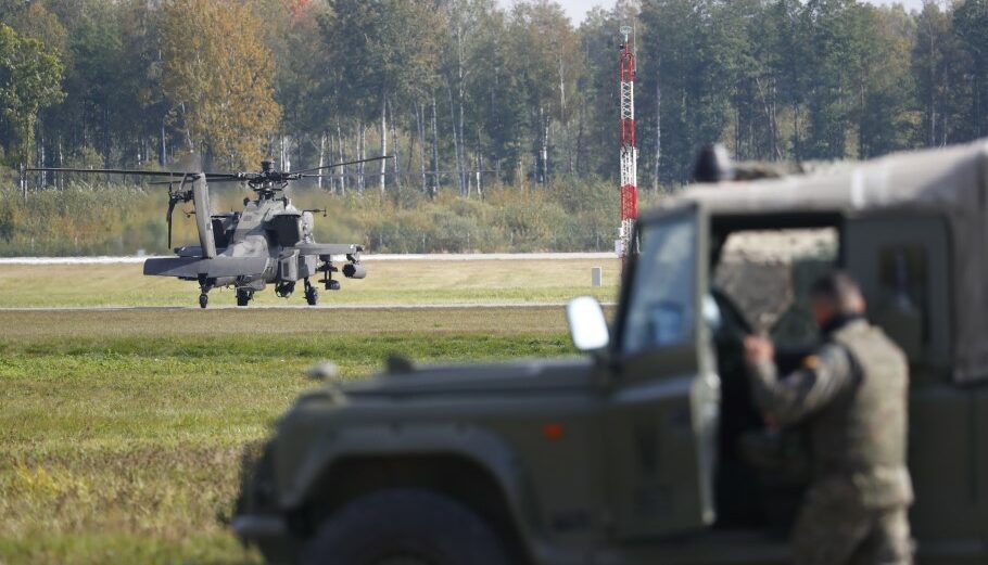 Αμερικανικό ελικόπτερο Apache σε στρατιωτική βάση © EPA/ TOMS KALNINS