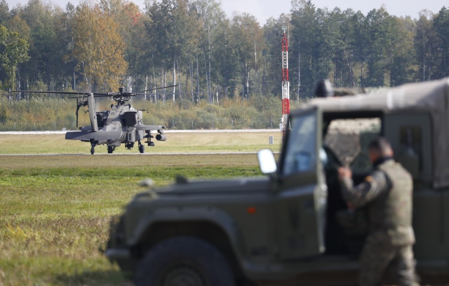 Αμερικανικό ελικόπτερο Apache σε στρατιωτική βάση © EPA/ TOMS KALNINS