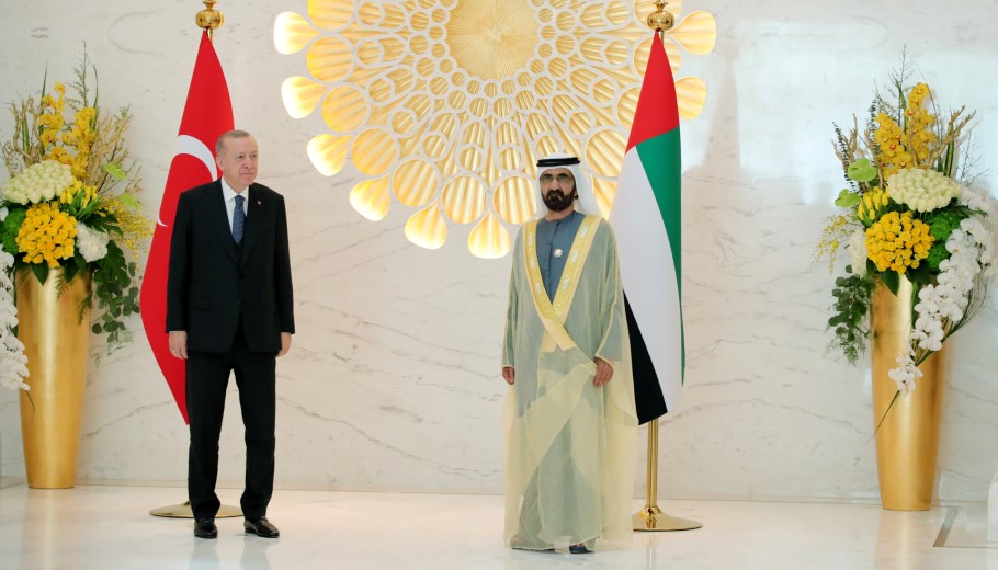 Ο Ρετζέπ Ταγίπ Ερντογάν με τον κυβερνήτη του Ντουμπάι και πρωθυπουργό των Η.Α.Ε., Μοχάμεντ μπιν Ρασίντ αλ Μακτούμ © EPA/TURKISH PRESIDENT PRESS OFFICE HANDOUT