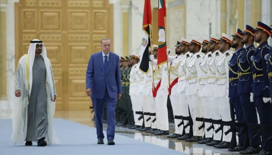 Ο πρόεδρος των Ηνωμένων Αραβικών Εμιράτων (ΗΑΕ) Σεΐχης Mohammed bin Zayed Al Nahyan υποδέχτηκε με επίσημη τελετή τον πρόεδρο Ρετζέπ Ταγίπ Ερντογάν. Φωτογραφία μέσω της τουρκικής προεδρίας@Turkish Presidency