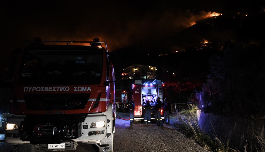 Πυροσβέστες έχουν στήσει «τείχος», καθώς η δασική πυρκαγιά βρίσκεται στην πλαγιά © EUROKINISSI