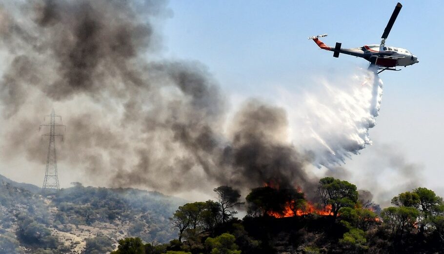 Ελικόπτερο επιχειρεί στη φωτιά στο Μέγαρα © EUROKINISSI