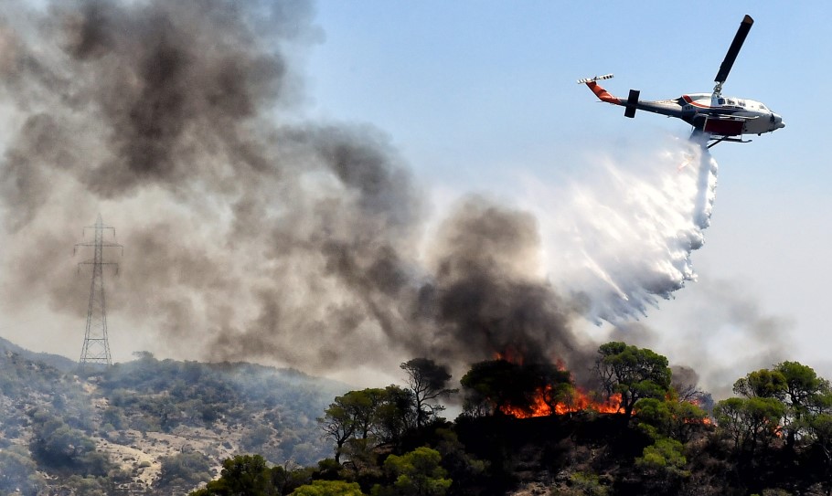 Ελικόπτερο επιχειρεί στη φωτιά στο Μέγαρα © EUROKINISSI