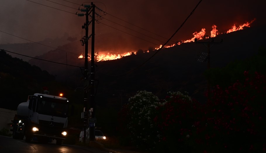 Ολονύχτια μάχη με τις φλόγες σε Κουβαρά και Σαρωνίδα Αττικής © EUROKINISSI/ΜΙΧΑΛΗΣ ΚΑΡΑΓΙΑΝΝΗΣ