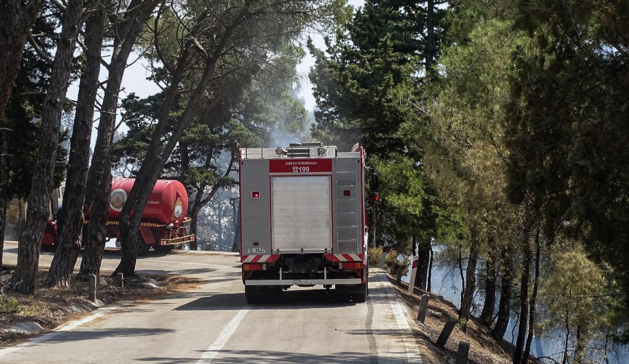 Σε εξέλιξη η φωτιά στη Ρόδο – Αναζωπυρώσεις στη Λακωνία