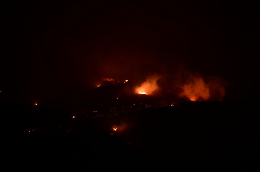 Ολόκληρη πλαγιά στη Σαρωνίδα παραδομένη στις φλόγες © EUROKINISSI/ΜΙΧΑΛΗΣ ΚΑΡΑΓΙΑΝΝΗΣ