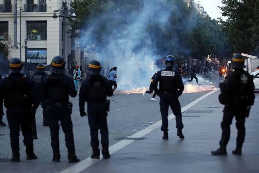 ΜΑΤ κατά τη διάρκεια συγκρούσεων μετά από διαδήλωση στη μνήμη του 17χρονου Nahel που σκοτώθηκε από τη γαλλική αστυνομία στη Μασσαλία @EPA, Sebastien Nogier