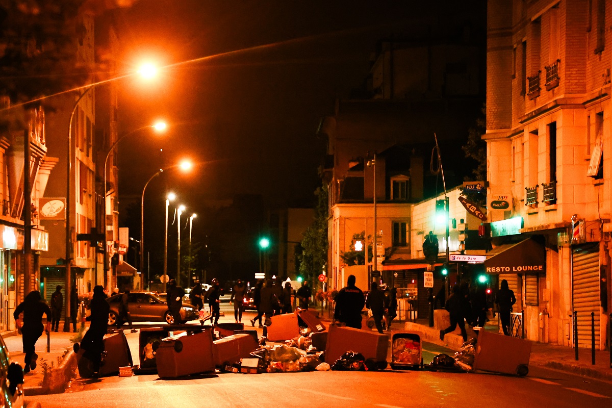 Συγκρούσεις μεταξύ διαδηλωτών και δυνάμεων των ΜΑΤ στη Ναντέρ, κοντά στο Παρίσι © EPA/MOHAMMED BADRA