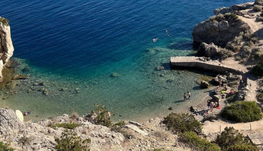 Αυτή είναι η μοναδική παραλία στην Ελλάδα μέσα σε αρχαιολογικό χώρο