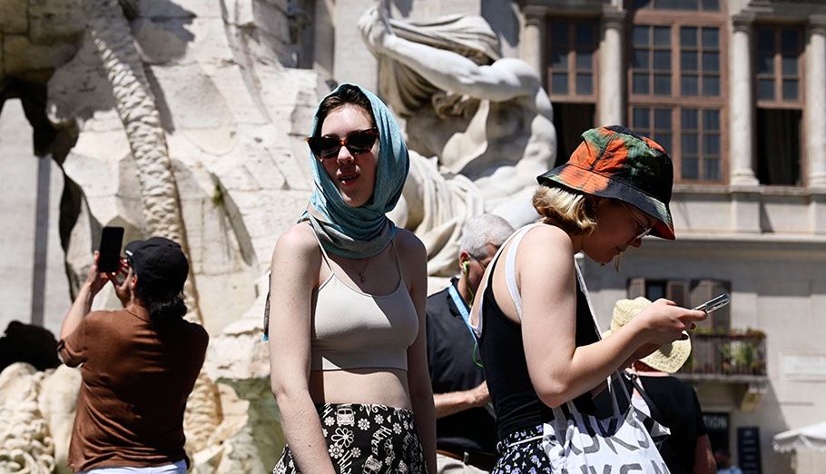 Τουρίστρια στην Piazza Navona της Ρώμης εν μέσω καύσωνα © EPA/ Riccardo Antimiani