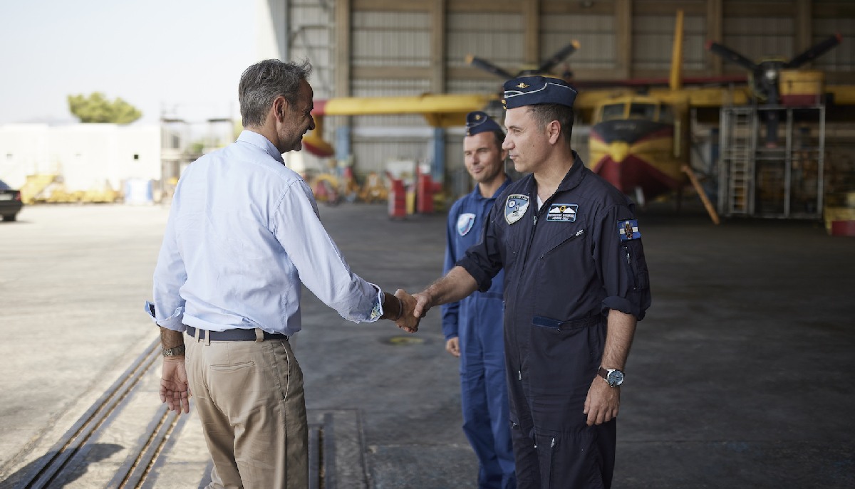 Επίσκεψη Κυριάκου Μητσοτάκη στις δυνάμεις αεροπυρόσβεσης στην Αεροπορική Βάση Ελευσίνας © primeminister