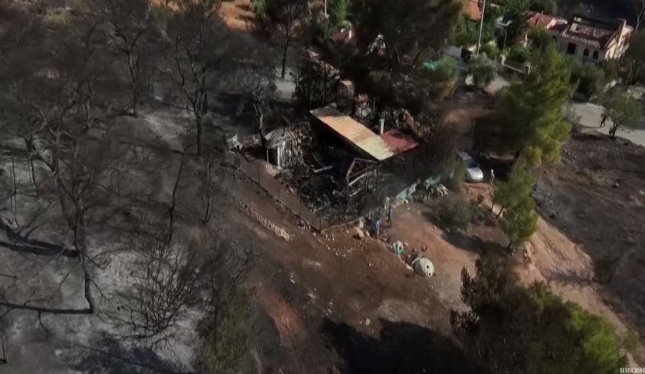 Drone πάνω από τις καμένες εκτάσεις στον Κουβαρά Αττικής © YouTube (screenshot)