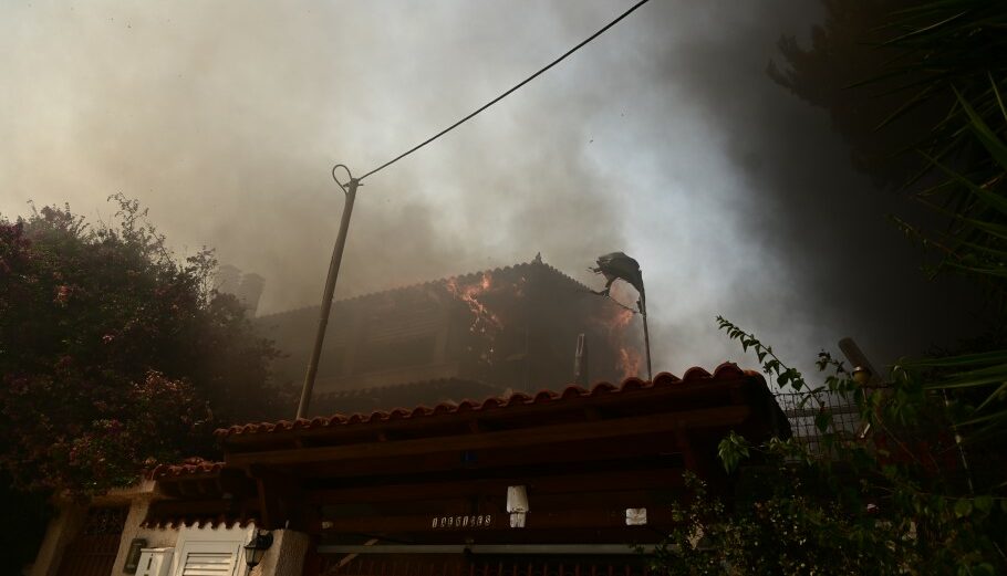 Η φωτιά στον Κουβαρά Αττικής καίει σπίτια © EUROKINISSI