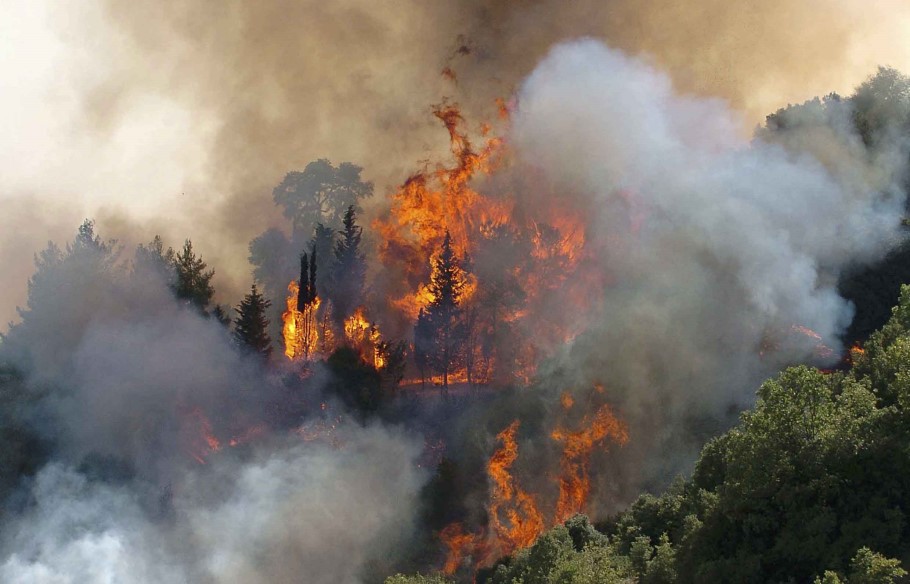 Σε πύρινο κλοιό η Λαμία – Εκκενώθηκαν σπίτια στη Μαγνησία