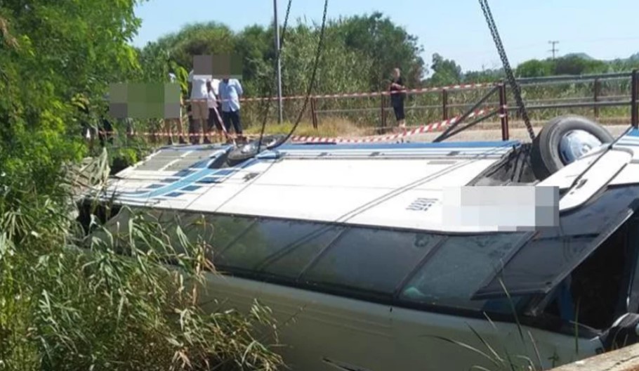 Το τουριστικό λεωφορείο στη Ζάκυνθο που έπεσε από το γεφύρι © imerazante.gr