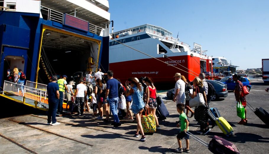 Ταξιδιώτες στον Πειραιά επιβιβάζονται σε πλοία με προορισμό τα νησιά © EUROKINISSI/ΘΑΝΑΣΗΣ ΔΗΜΟΠΟΥΛΟΣ