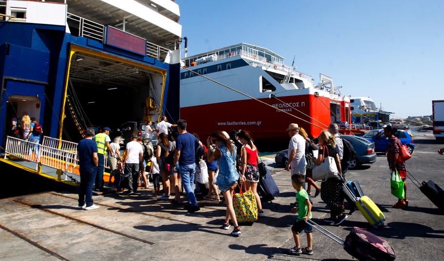 Ταξιδιώτες στον Πειραιά επιβιβάζονται σε πλοία με προορισμό τα νησιά © EUROKINISSI/ΘΑΝΑΣΗΣ ΔΗΜΟΠΟΥΛΟΣ