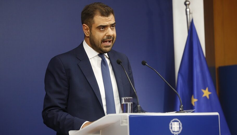 Ο Κυβερνητικός Εκπρόσωπος Παύλος Μαρινάκης μιλάει κατά τη διάρκεια της ενημέρωσης των πολιτικών συντακτών και ανταποκριτών ξένου Τύπου, στη Γενική Γραμματεία Επικοινωνίας και Ενημέρωσης @ ΑΠΕ-ΜΠΕ/ΑΛΕΞΑΝΔΡΟΣ ΒΛΑΧΟΣ