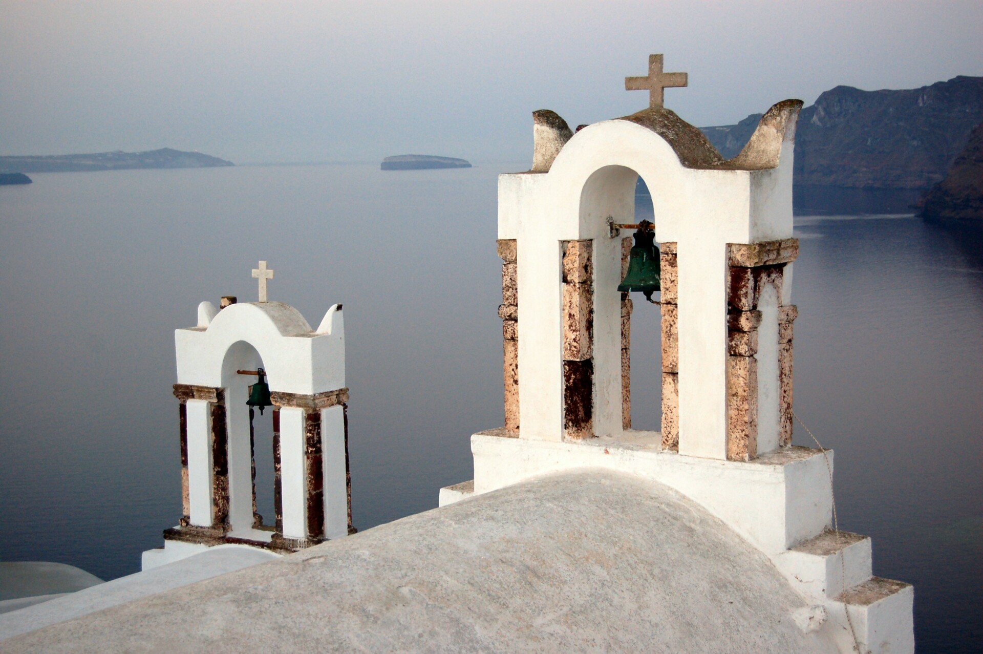 Εκκλησία στη Σαντορίνη© Unsplash