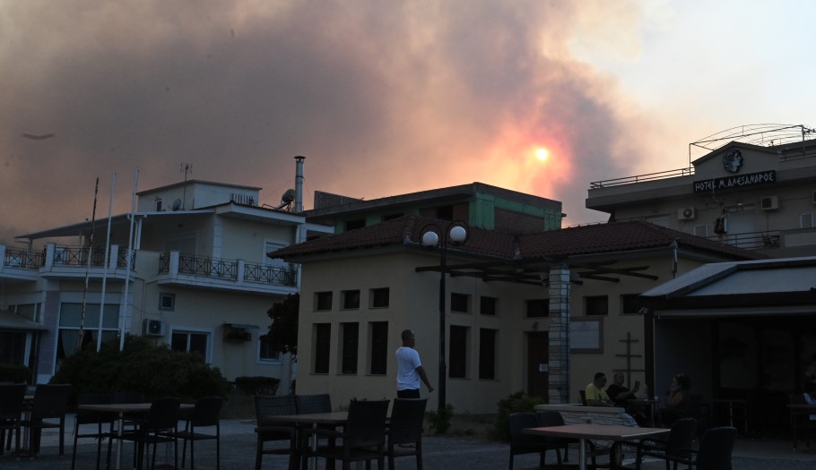 Φωτιά στην Αγχίαλο: Ζώνη εκκένωσης 3 χλμ. από τις αποθήκες