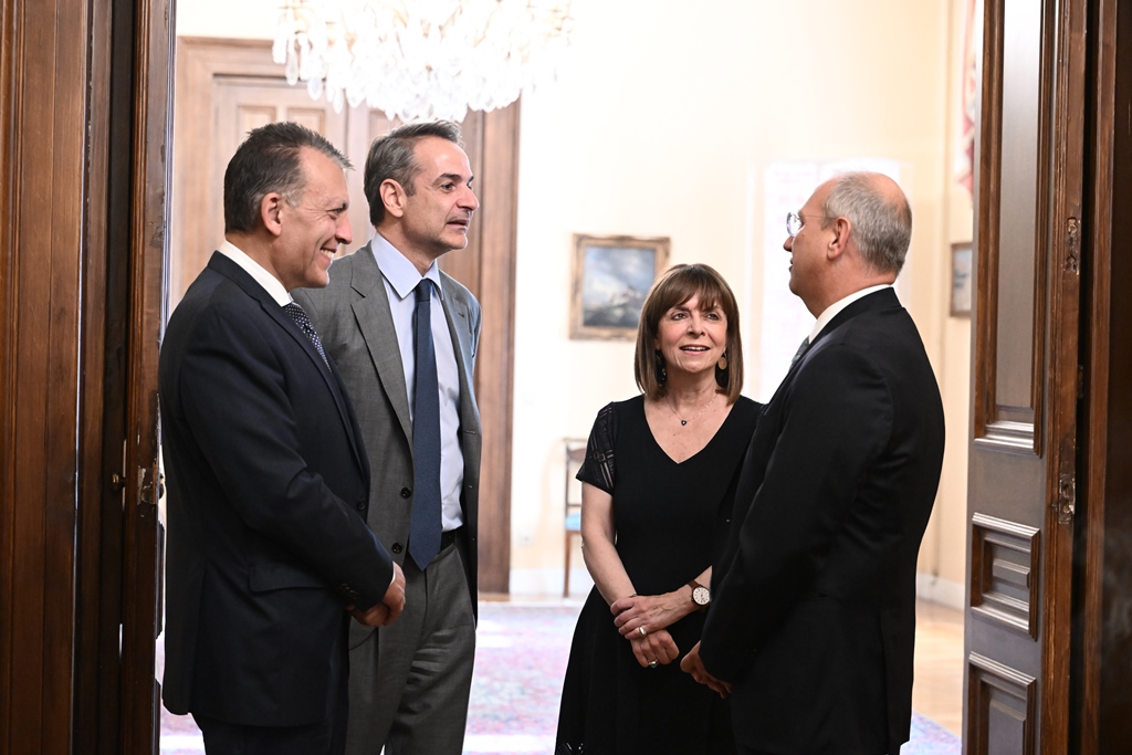 Ορκίστηκαν Οικονόμου και Βρούτσης – Οι πρώτες δηλώσεις