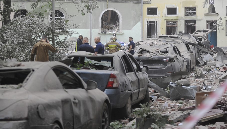 Ρωσικός βομβαρδισμός στο Λβιβ της Ουκρανίας © EPA/MYKOLA TYS