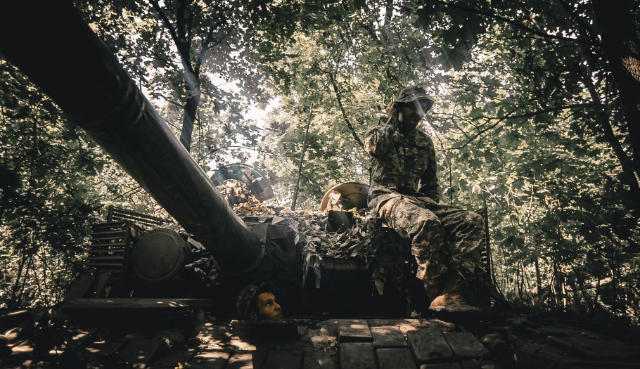 Τεθωρακισμένο του ουκρανικού στρατού κρυμμένο στο δάσος στην περιοχή του Ντονέτσκ © EPA/NIKOLETTA STOYANOVA