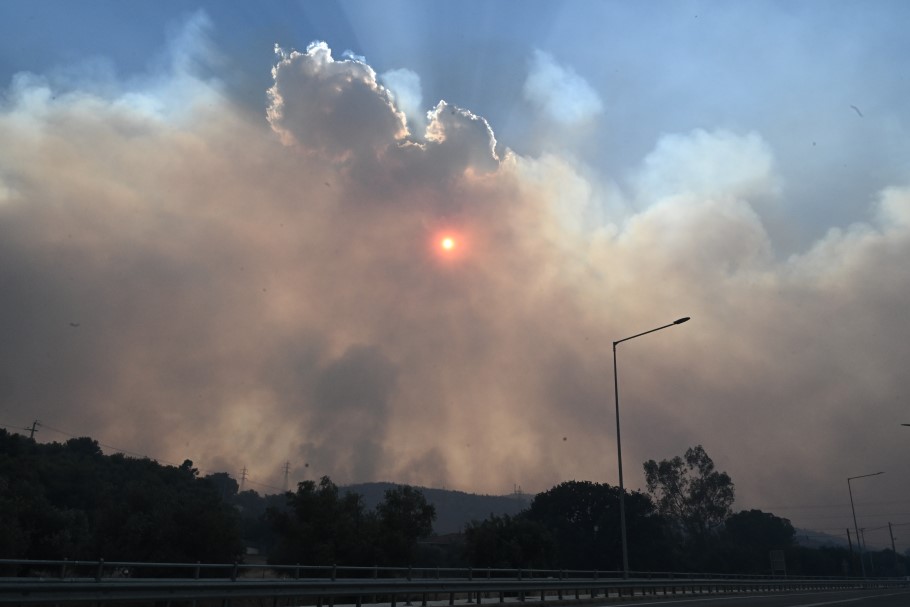 Πυρκαγιά στον Ασπρόπυργο © EUROKINISSI/ΤΑΤΙΑΝΑ ΜΠΟΛΑΡΗ