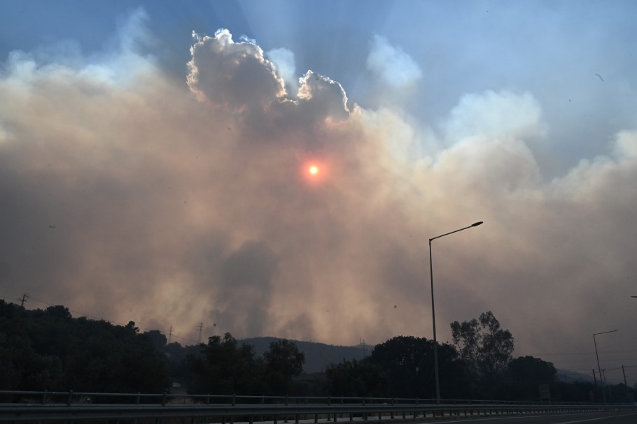Πυρκαγιές: Κίνδυνος για τη Μάνδρα – Δύσκολες ώρες στο Λουτράκι