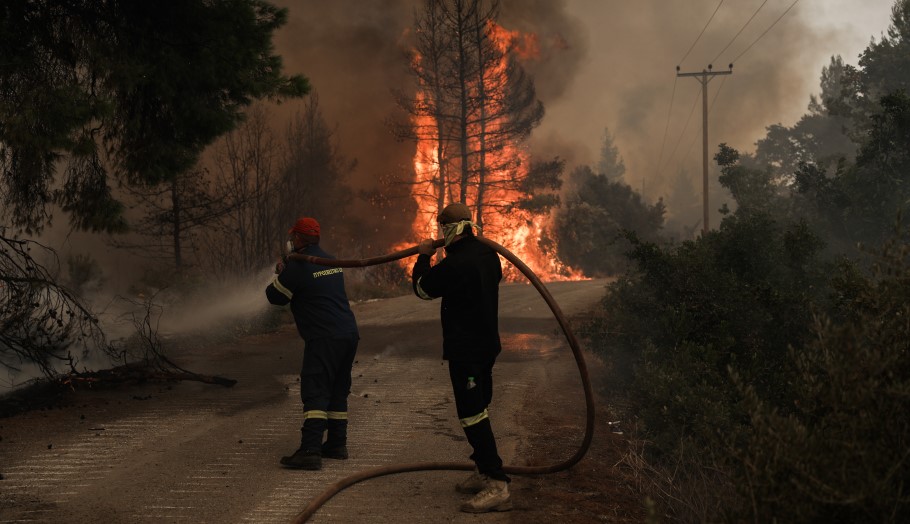 Πυροσβέστες επιχειρούν σε δασική πυρκαγιά © EUROKINISSI/ΒΑΣΙΛΗΣ ΡΕΜΠΑΠΗΣ