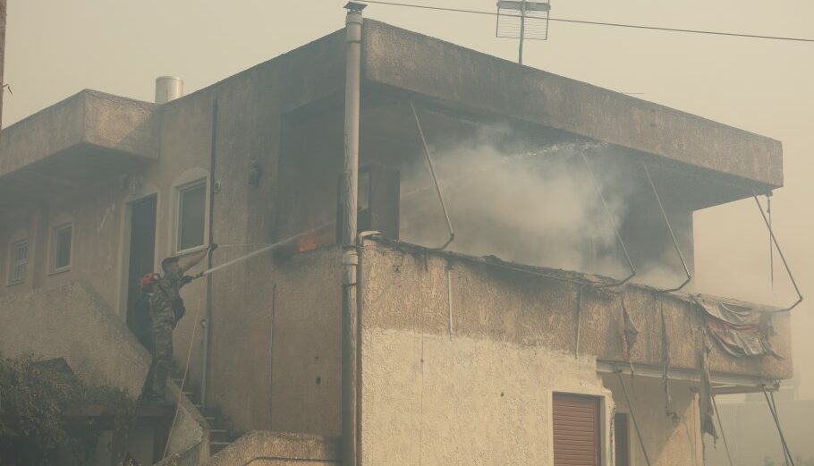 Σπίτι στον Κουβαρά κάηκε από τη φωτιά © EUROKINISSI/ΒΑΣΙΛΗΣ ΡΕΜΠΑΠΗΣ