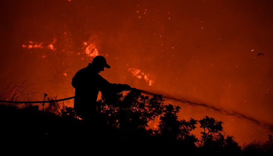 Ολονύχτια μάχη των πυροσβεστών στις δασικές πυρκαγιές © EUROKINISSI