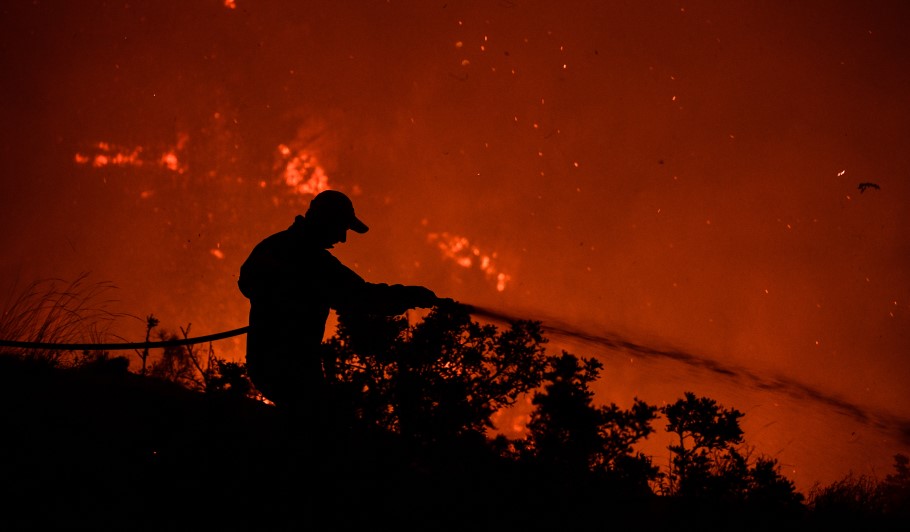 Ολονύχτια μάχη των πυροσβεστών στις δασικές πυρκαγιές © EUROKINISSI