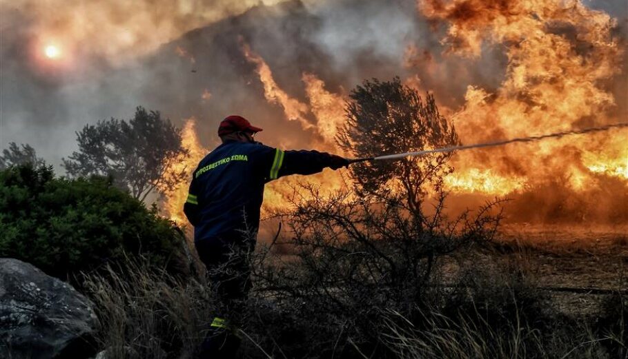 Πυροσβέστης επιχειρεί σε φωτιά © EUROKINISSI/ΒΑΣΙΛΗΣ ΨΩΜΑΣ
