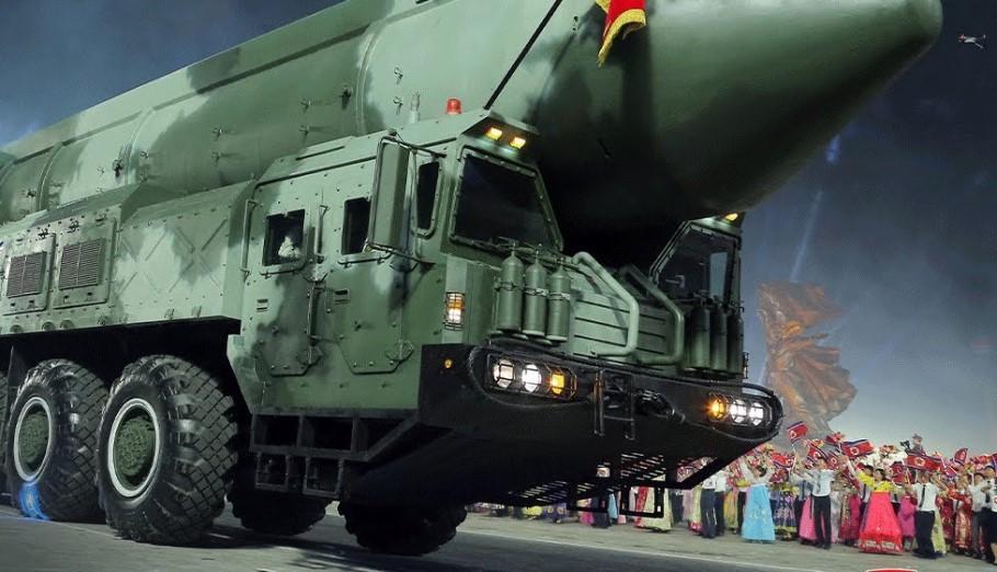 Διηπειρωτικός πύραυλος σε στρατιωτική παρέλαση στη Βόρεια Κορέα © YouTube (screenshot)