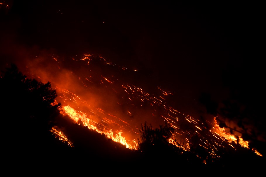 Δασική πυρκαγιά κατεβαίνει την πλαγιά © EUROKINISSI/ΓΙΩΤΑ ΛΟΤΣΑΡΗ